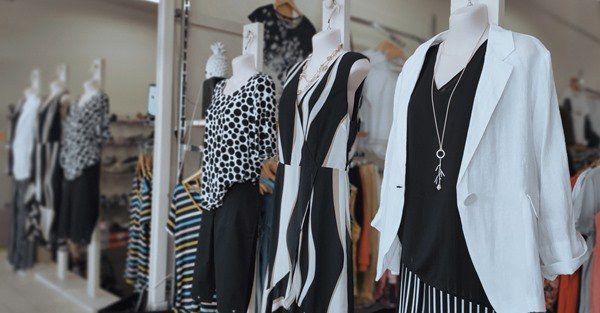 Dog in, Cat out 🖤🤍